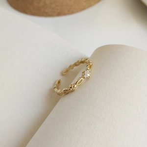 Makro-Detail des goldenen S925 Silberrings mit klaren Zirkoniasteinen und S925-Stempel
