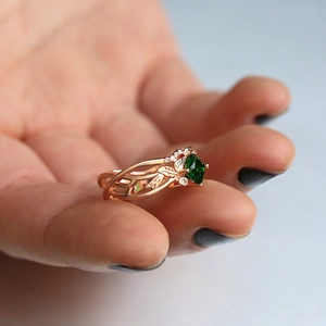 Roségouden bladring met smaragdgroene zirkoon en kleine witte diamantaccenten