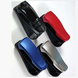 Set di 4 clip portaocchiali per aletta parasole nei colori nero, rosso, blu e argento