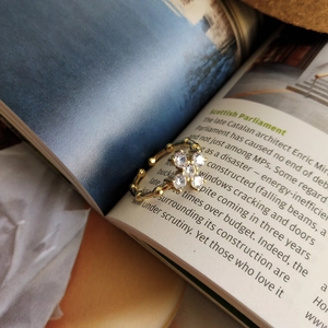 Elegant 925 sterling silver beaded gold ring with sparkling clover-shaped cubic zirconia