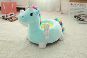 Détail du canapé licorne bleu clair pour enfants avec crinière colorée et broderie