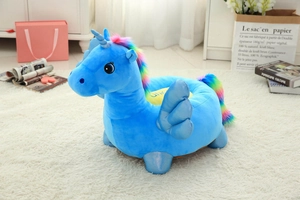 Gros plan du fauteuil licorne en peluche bleue avec crinière arc-en-ciel et broderie