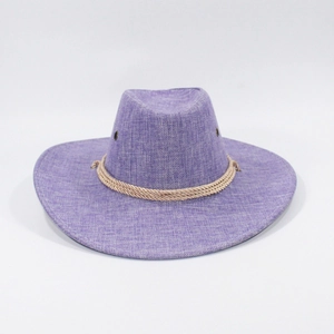 Vue détaillée du chapeau de cow-boy en lin violet montrant la texture et la cordelette