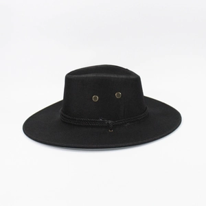 Détail d'un chapeau de cowboy noir à large bord avec cordon tressé et œillets en métal
