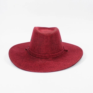 Détail du chapeau de cowboy en lin bordeaux avec corde tressée et évents métalliques