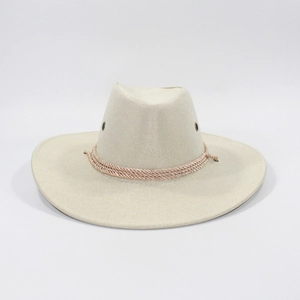 Vue détaillée d'un chapeau de cow-boy beige à larges bords avec cordelette tressée