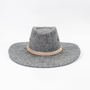 Détail d'un chapeau de cowboy en lin gris avec texture tissée et bordure en corde dorée