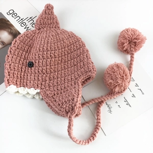 Cappello da neonato a forma di squalo rosa in maglia con paraorecchie e pompon