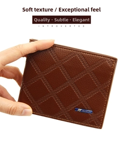 Dettaglio del portafoglio da uomo in pelle marrone con cuciture trapuntate e logo in metallo