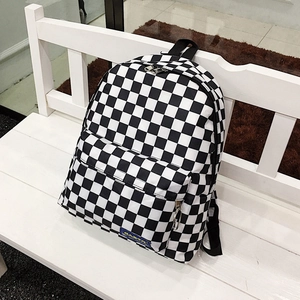 Zaino classico in nylon a scacchi bianchi e neri con tasca frontale e spallacci