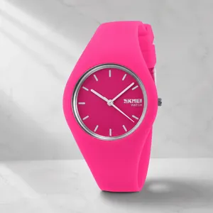 Montre à quartz rose rouge minimaliste avec bracelet en silicone et cadran assorti