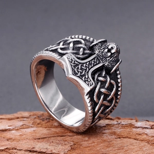 Bague Marteau de Thor Mjölnir vintage avec loup viking et motifs celtes sur bois