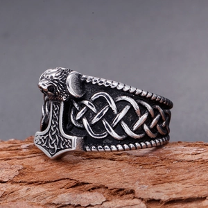 Bague Marteau de Thor viking en acier inoxydable avec relief nordique sur bois