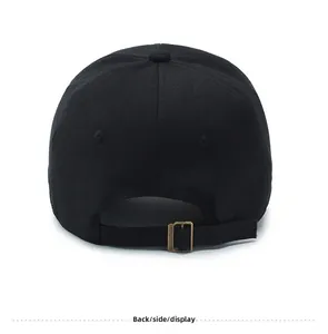 Vue détaillée de l'arrière de la casquette noire en coton avec boucle en bronze réglable