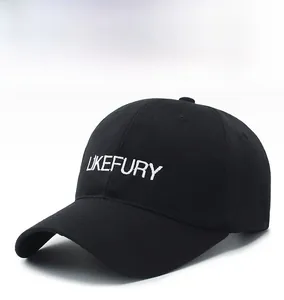 Détail de la broderie blanche LIKEFURY sur une casquette de baseball noire en coton