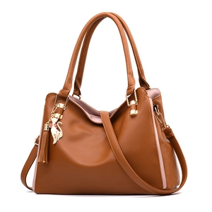 Sac à main en cuir souple marron pour femme avec détails roses et pendentif chat doré