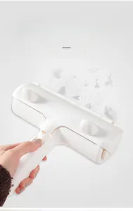 Détail d'un rouleau anti-poils d'animaux portatif capturant poils et débris avec soin