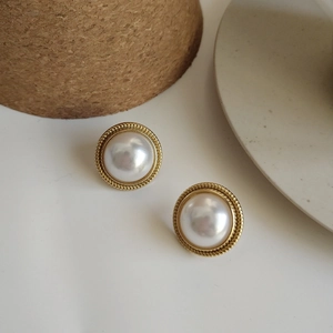 Elegant 925 sterling silver gold stud earrings with round white shell pearls in a retro style