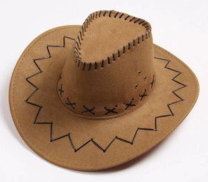Detail eines braunen Wildleder-Cowboyhuts mit schwarzen Zickzacknähten und Metallösen