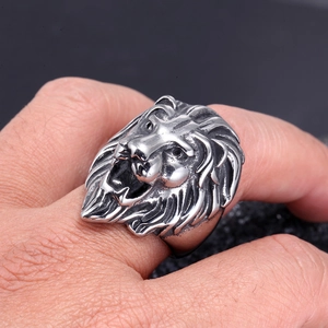 Anello con testa di leone realistico in acciaio inossidabile argento indossato al dito