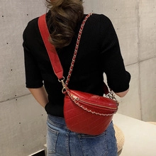 Gros plan d'un sac bandoulière rouge matelassé avec chaîne porté par un mannequin