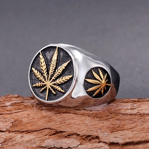 Retro stainless steel men's ring featuring a golden maple leaf relief on bark background