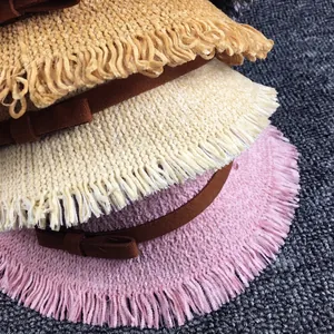 Trois chapeaux de pêcheur tricotés pour enfants avec bords à franges et nœud en daim