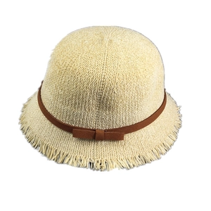 Chapeau cloche beige tricoté pour enfants avec bords effilochés et ruban marron