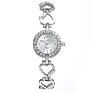 Detail einer silbernen Legierungsuhr mit Herzgliedarmband und Strasslünette