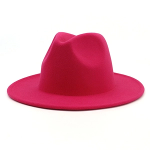 Vista frontal de sombrero Fedora de lana magenta con ala ancha y diseño clásico suave