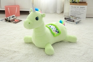 Détail d'un fauteuil licorne en peluche avec crinière arc-en-ciel et motifs étoiles colorées
