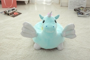 Détail du fauteuil licorne pour enfant avec ailes argentées et peluche bleue douce