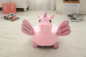 Détail du canapé licorne rose en peluche pour enfants avec ailes métallisées