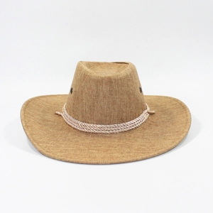 Détail d'un chapeau de cowboy en lin marron avec texture tressée et cordelette décorative