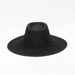 Détail du chapeau de cowboy noir avec trous d'aération et ruban décoratif tressé