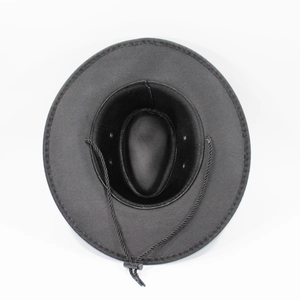 Détail d'un chapeau de cowboy noir en lin avec œillets métalliques et cordon réglable