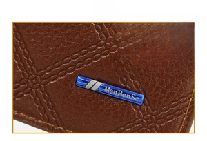 Dettaglio del portafoglio in pelle marrone con trama martellata e logo in metallo blu