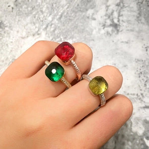 Detalle de tres anillos con cristales de colores facetados y pavé de diamantes finos