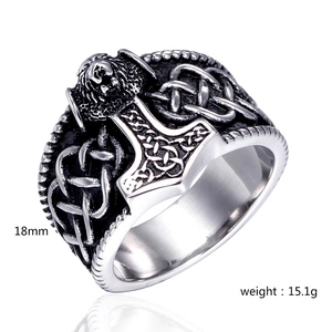 Détails du marteau de Thor et des nœuds celtiques sur la bague en acier inox