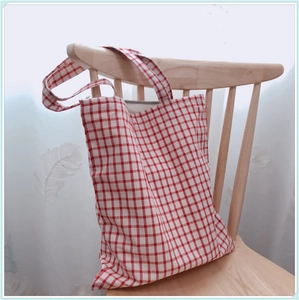 Texture détaillée du sac fourre-tout en coton à carreaux vichy rouge et blanc