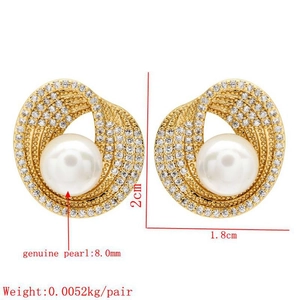 Dettaglio di orecchini di perle con dimensioni 2cm x 1,8cm e vera perla da 8mm
