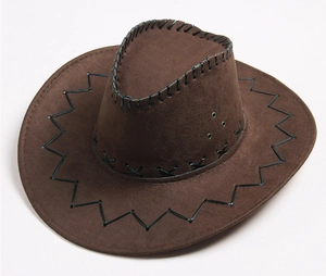 Detail eines braunen Cowboyhutes aus Wildlederimitat mit schwarzen Nähten und Belüftungsösen