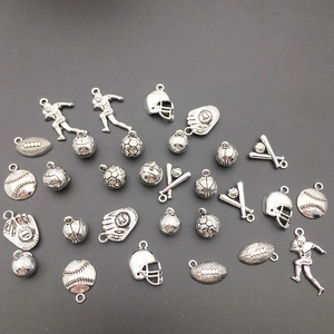 Lot de breloques sportives argentées comprenant pendentifs football et basketball