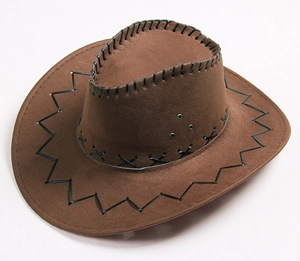Detail eines braunen Cowboyhuts aus Wildlederimitat mit schwarzen Ziernähten und Ösen