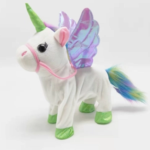 Unicorno elettrico di peluche con ali colorate e criniera arcobaleno su sfondo bianco