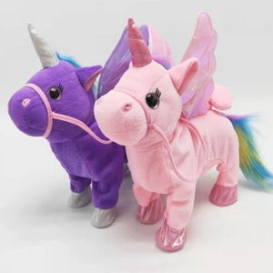 Peluche di unicorno rosa e viola con ali e code colorate su sfondo bianco pulito