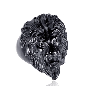 Anello da uomo in acciaio inossidabile con testa di leone nera su sfondo bianco