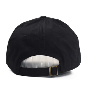Vue arrière d'une casquette de baseball en coton noir avec boucle en métal réglable sur blanc