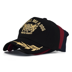 Détail de casquettes empilées avec broderie de lion dorée et feuille de laurier sur la visière