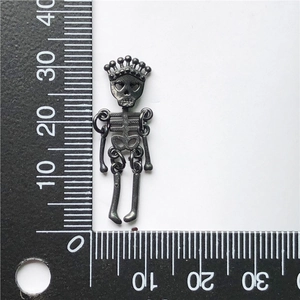 Skull with crown pendant in gunmetal steel, dangling design measuring 35mm in length